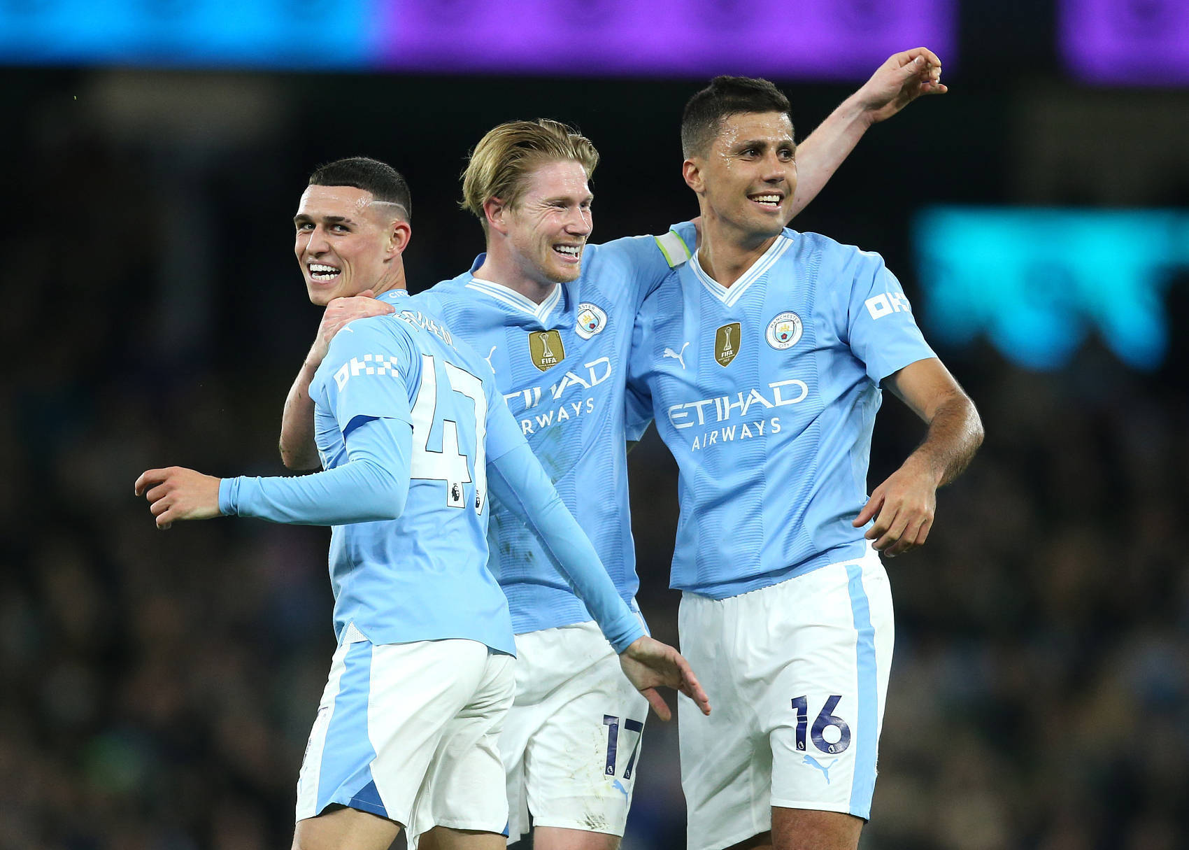 爱游戏APP-德布劳内重返赛场，战术调整首场状态出色，FPX观众沸腾！全场沸腾不已(篮球5对5牛角战术图解)